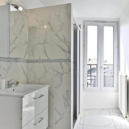 Modern And Spacious 2 Bedroom - Iii